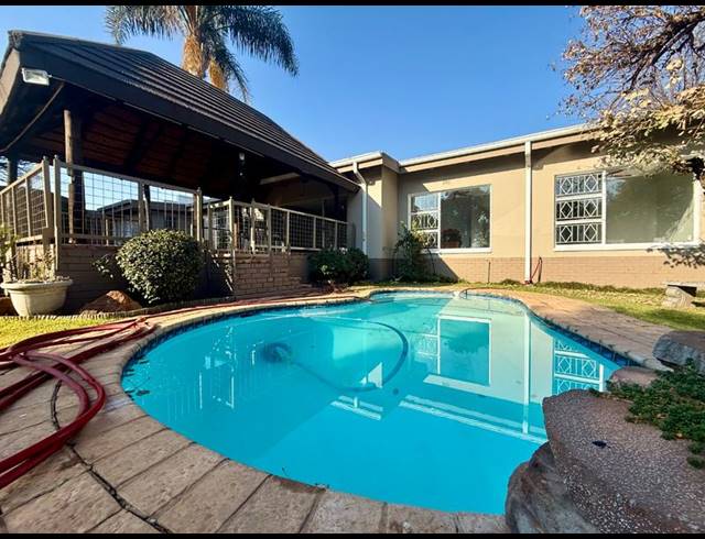 4 BEDROOM HOUSE FOR SALE IN FLORA GARDENS
